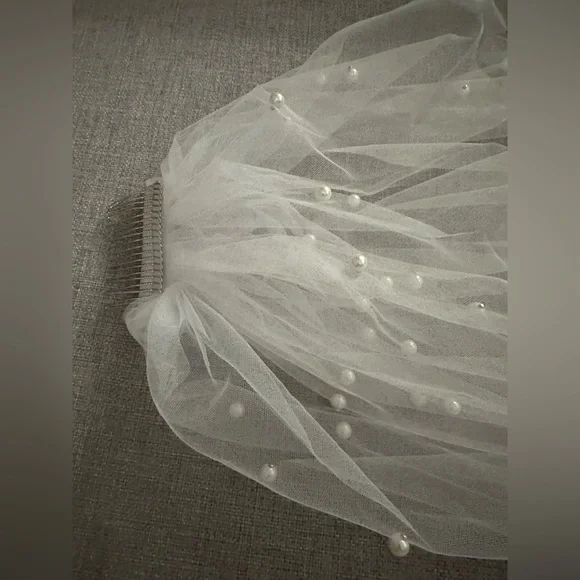 New Elegant Ivory Wedding Veil with Pearl Accents - Picture 2 of 2